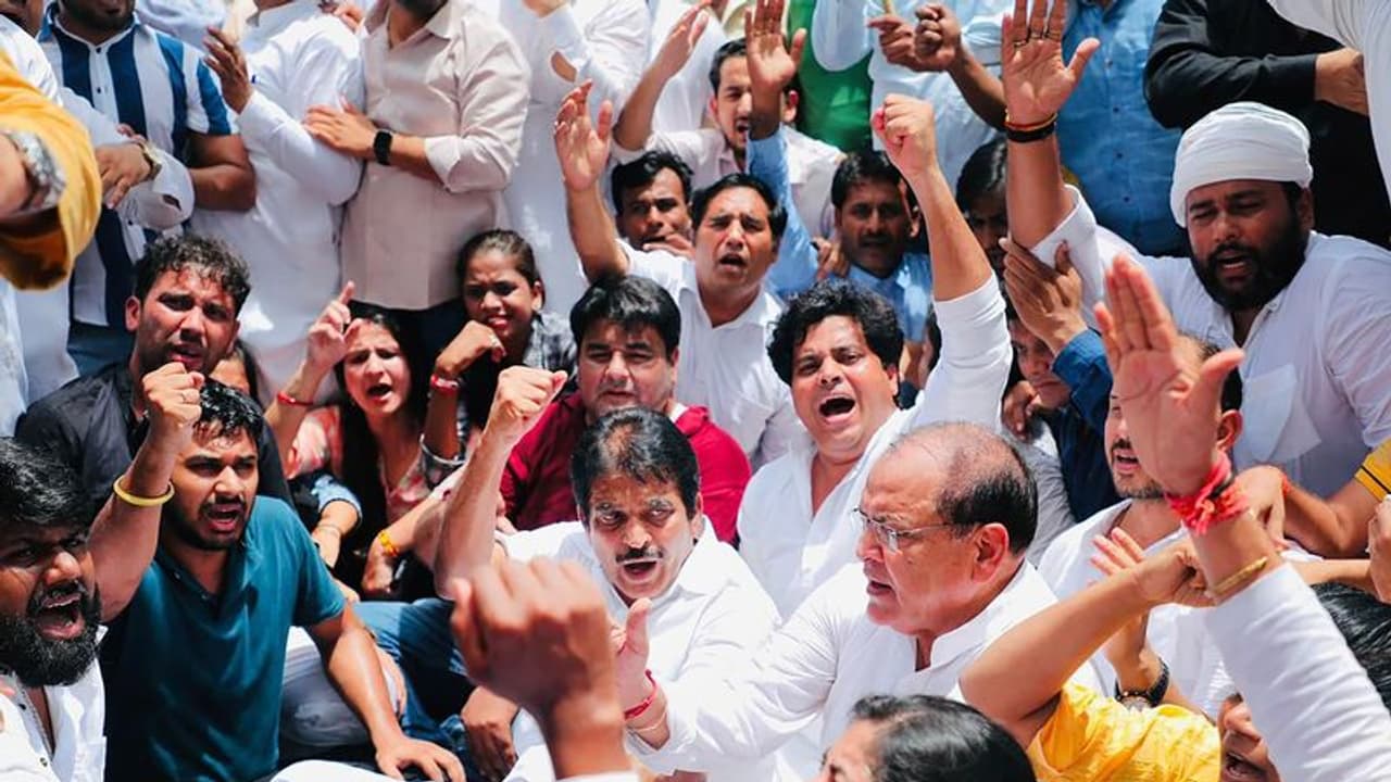 'നടപടി നേരിടേണ്ടി വരും'; ദില്ലി പൊലീസ് ഭീഷണി നോട്ടീസ് അയച്ചെന്ന് കെസി, കാര്യമാക്കുന്നില്ലെന്ന് മറുപടി 'നടപടി നേരിടേണ്ടി വരും'; ദില്ലി പൊലീസ് ഭീഷണി നോട്ടീസ് അയച്ചെന്ന് കെസി, കാര്യമാക്കുന്നില്ലെന്ന് മറുപടി