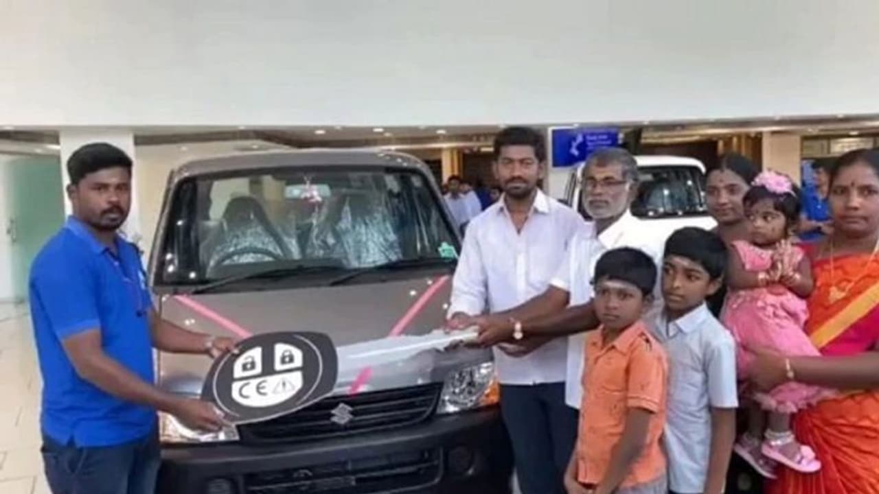 നാണയങ്ങള്‍ എടുക്കില്ലെന്ന് ബാങ്ക്, വാശിക്ക് ശേഖരിച്ചത് ആയിരങ്ങള്‍, ഒടുവില്‍ വാന്‍ വാങ്ങി യുവാവ്!