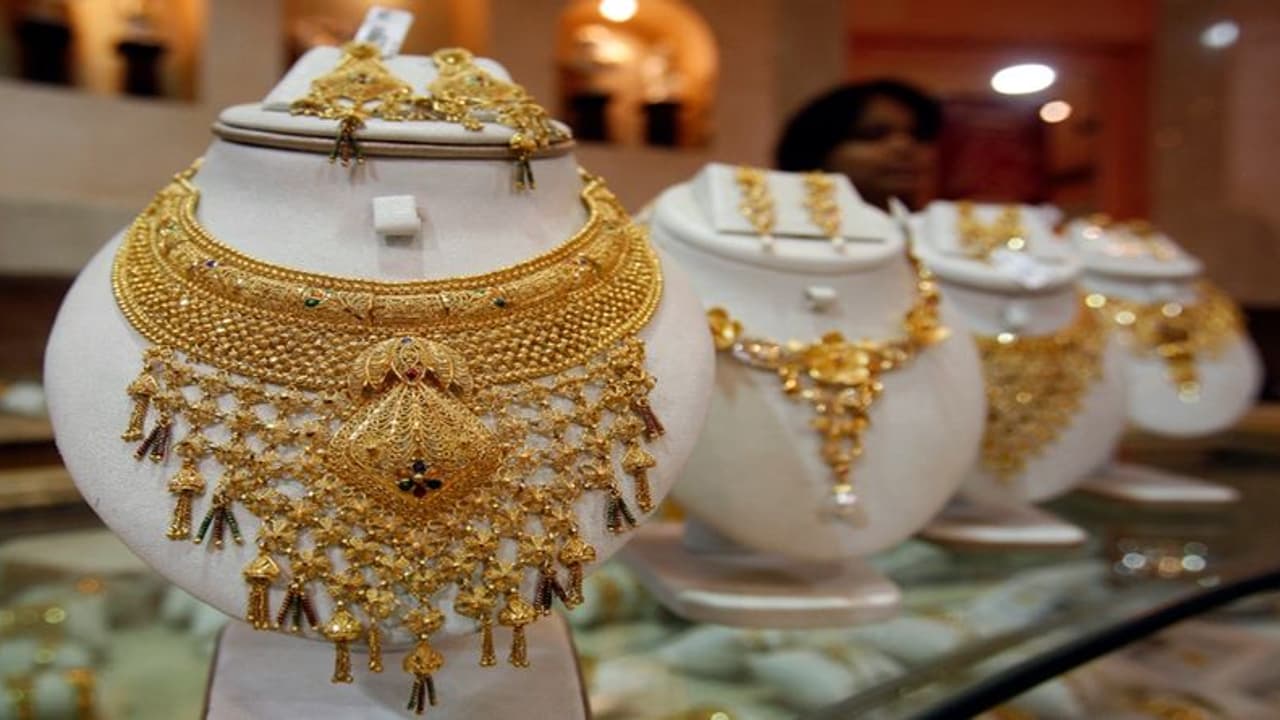 todays gold price: స్వల్పంగా తగ్గిన బంగారం, వెండి.. నేడు 10గ్రాముల ధర ఎంత తగ్గిందంటే..? 