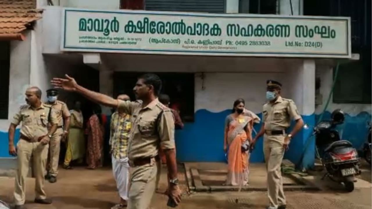 സിപിഎം പാനലിനെതിരെ വിമതരുടെ സംഘടന: കോഴിക്കോട്ടെ സഹകരണ സംഘം തെരഞ്ഞെടുപ്പിൽ സുരക്ഷ സിപിഎം പാനലിനെതിരെ വിമതരുടെ സംഘടന: കോഴിക്കോട്ടെ സഹകരണ സംഘം തെരഞ്ഞെടുപ്പിൽ സുരക്ഷ
