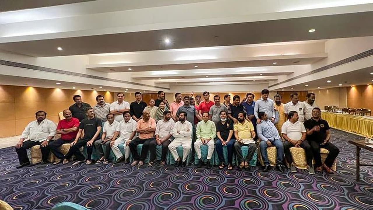 Maharashtra crisis: మహారాష్ట్ర రాజకీయ సంక్షోభం.. రెబల్స్ కు 40 మంది ఎమ్మెల్యేల మద్దతు Maharashtra crisis: మహారాష్ట్ర రాజకీయ సంక్షోభం.. రెబల్స్ కు 40 మంది ఎమ్మెల్యేల మద్దతు