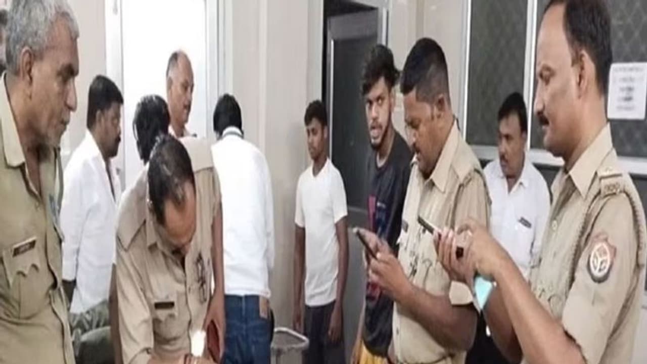 हर्ष फायरिंग में गोली लगने से सेना के जवान की हुई मौत, मृतक को अस्पताल में छोड़ लोग हुए फरार हर्ष फायरिंग में गोली लगने से सेना के जवान की हुई मौत, मृतक को अस्पताल में छोड़ लोग हुए फरार