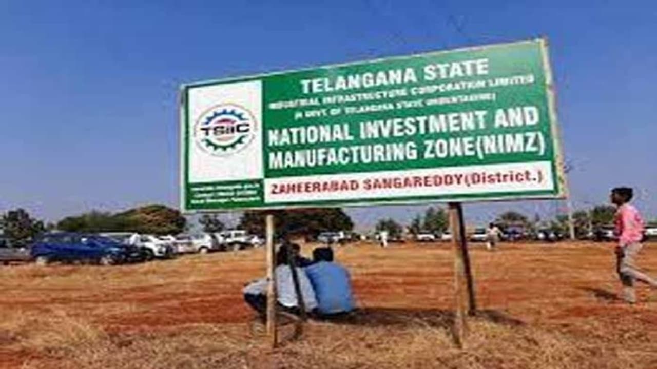 సంగారెడ్డిలో నిమ్జ్ భూ నిర్వాసితులు పోలీసుల మధ్య తోపులాట: స్పృహ కోల్పోయిన మహిళ