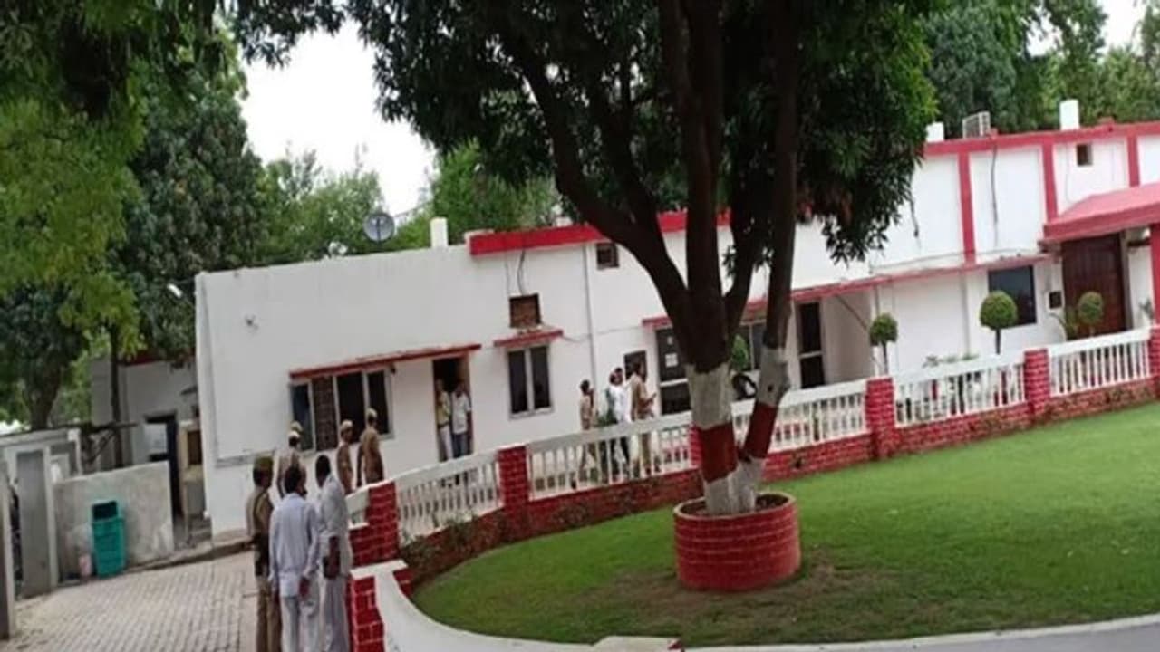 जिंदा महिला को 19 साल पहले कागजों में किया मृत घोषित, अधिकारियों की मिलीभगत से बना फर्जी मृत्यु प्रमाण पत्र जिंदा महिला को 19 साल पहले कागजों में किया मृत घोषित, अधिकारियों की मिलीभगत से बना फर्जी मृत्यु प्रमाण पत्र