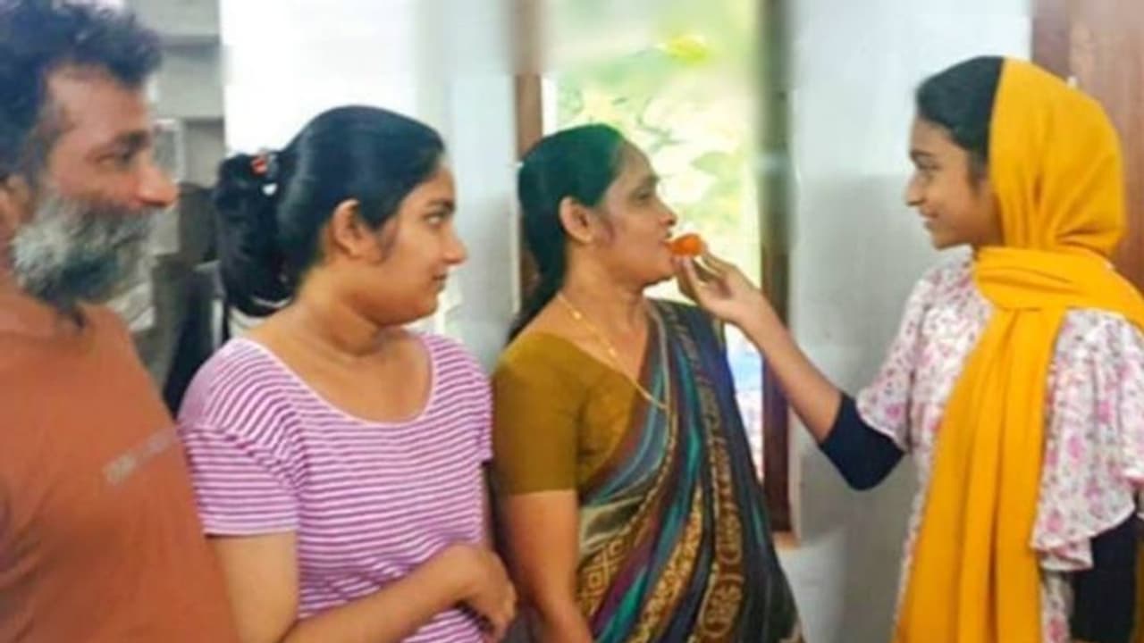 ഹൃദയം തന്ന കുടുംബത്തിന് മധുരം നൽകി, ഫിനുവിന്റെ പ്ലസ് ടു വിജയാഘോഷം ഇങ്ങനെ