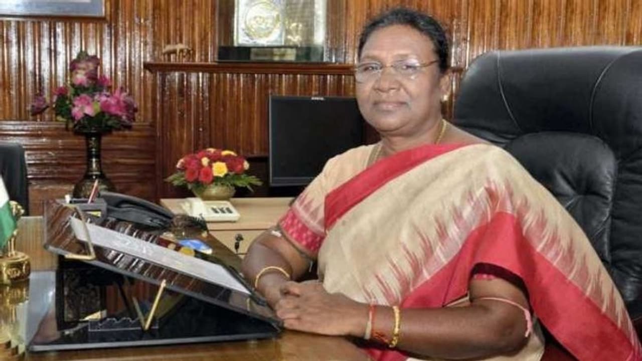 हादसों से भरी रही 'भावी' राष्ट्रपति द्रौपदी मुर्मू की जिंदगी, 3 बार टूटा दुखों का पहाड़ फिर ऐसे बदली किस्मत हादसों से भरी रही 'भावी' राष्ट्रपति द्रौपदी मुर्मू की जिंदगी, 3 बार टूटा दुखों का पहाड़ फिर ऐसे बदली किस्मत