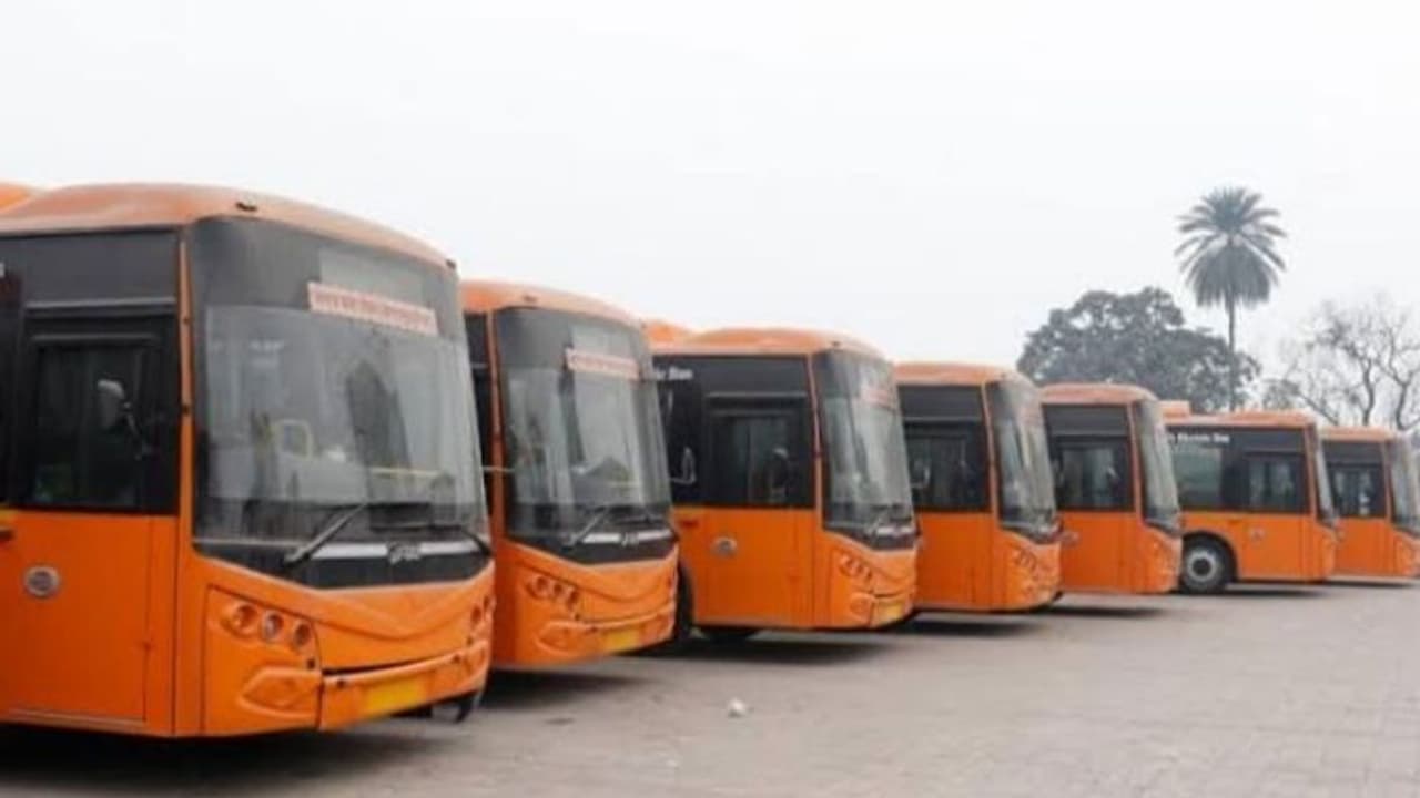 गोरखपुर की इलेक्ट्रॉनिक बस कड़कड़ाती धूप में सवारियों को करा रहीं राहत की सफर गोरखपुर की इलेक्ट्रॉनिक बस कड़कड़ाती धूप में सवारियों को करा रहीं राहत की सफर