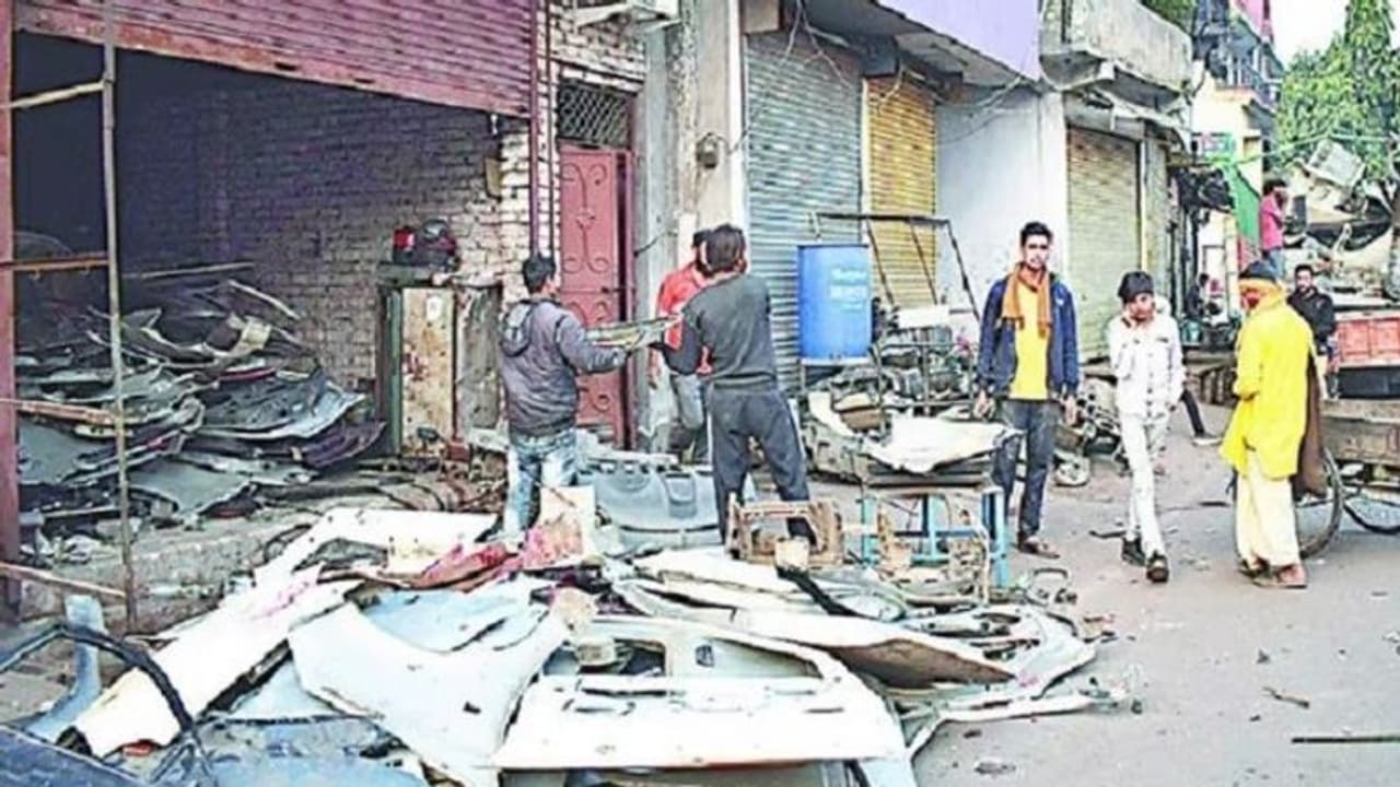 मेरठ पुलिस ने मांगा 18 कबाड़ियों की संपत्ति का ब्योरा, कई पर गैंगस्टर का मुकदमा मेरठ पुलिस ने मांगा 18 कबाड़ियों की संपत्ति का ब्योरा, कई पर गैंगस्टर का मुकदमा