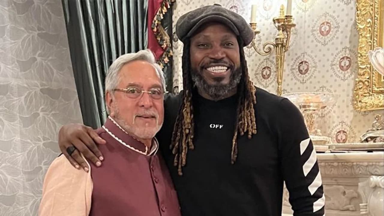 क्रिस गेल संग दिखने पर ट्रोल हुए विजय माल्या , यूजर्स बोले कभी SBI से भी मिल लिया करो क्रिस गेल संग दिखने पर ट्रोल हुए विजय माल्या , यूजर्स बोले कभी SBI से भी मिल लिया करो