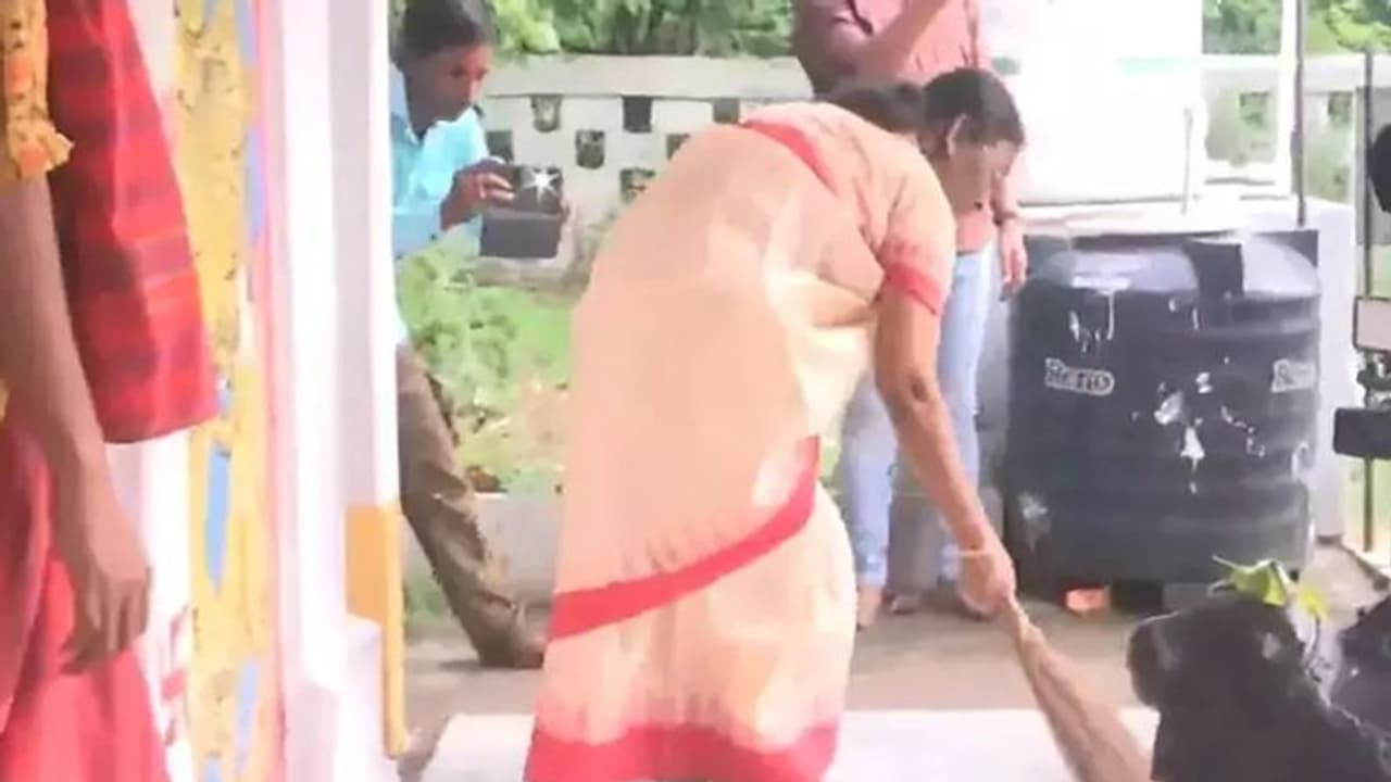 Draupadi Murmu : స్వయంగా ఆలయ ప్రాంగణాన్ని ఊడ్చి, పూజలు చేసిన ఎన్డీఏ రాష్ట్రపతి అభ్యర్థి ద్రౌపది ముర్ము Draupadi Murmu : స్వయంగా ఆలయ ప్రాంగణాన్ని ఊడ్చి, పూజలు చేసిన ఎన్డీఏ రాష్ట్రపతి అభ్యర్థి ద్రౌపది ముర్ము