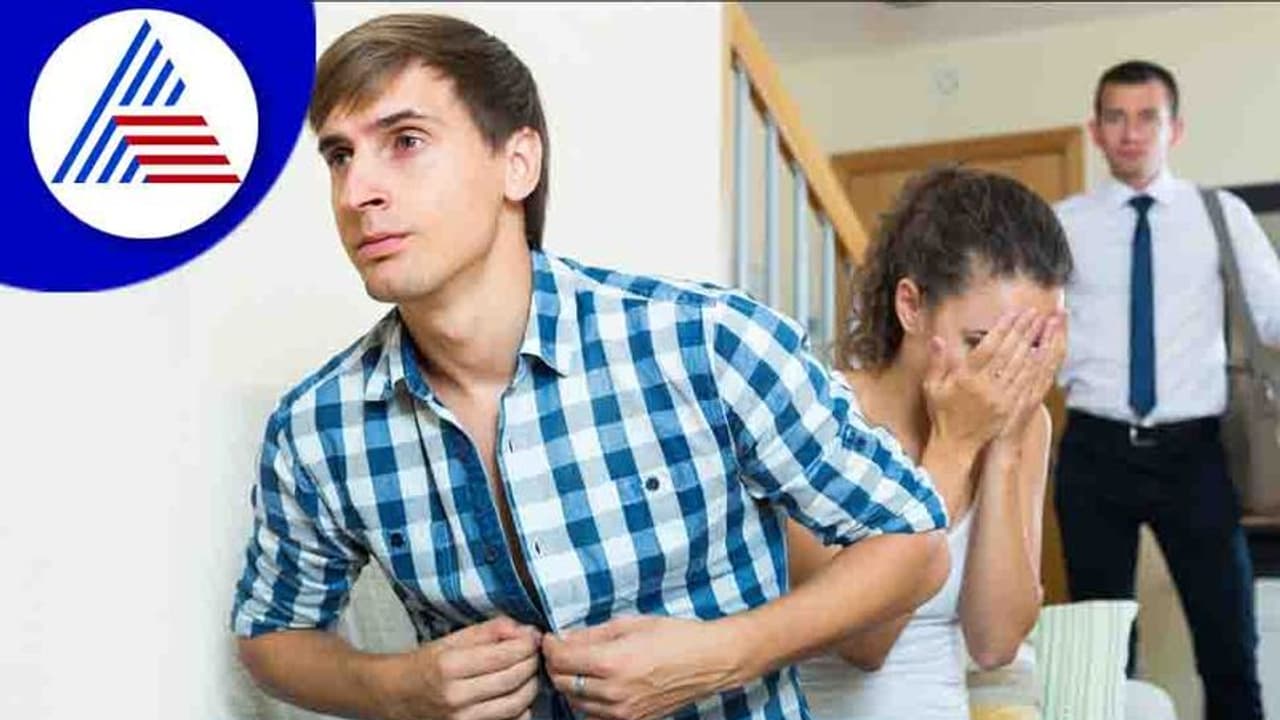 Extra Marital Affairs : ಕೊಲೀಗ್ ಜೊತೆ ಸಂಬಂಧ, ರೆಡ್ ಹ್ಯಾಂಡ್ ಆಗಿ ಸಿಕ್ಕಿಬಿದ್ದ ಪತಿ Extra Marital Affairs : ಕೊಲೀಗ್ ಜೊತೆ ಸಂಬಂಧ, ರೆಡ್ ಹ್ಯಾಂಡ್ ಆಗಿ ಸಿಕ್ಕಿಬಿದ್ದ ಪತಿ