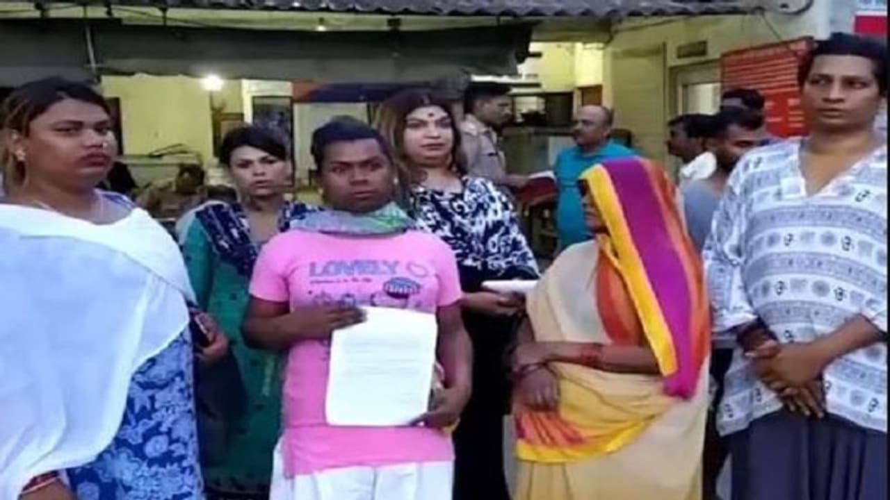 प्रयागराज: किन्नर ने दूसरी किन्नर पर लगाया धर्म परिवर्तन का आरोप, पुलिस से की गई शिकायत प्रयागराज: किन्नर ने दूसरी किन्नर पर लगाया धर्म परिवर्तन का आरोप, पुलिस से की गई शिकायत