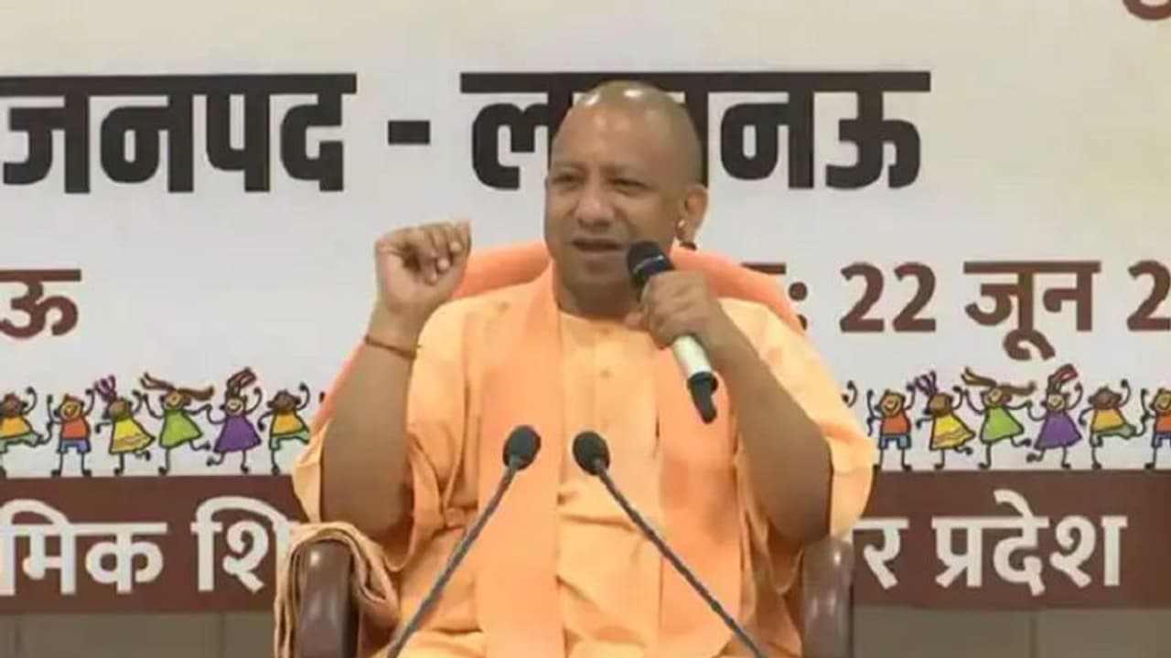 यूपी बोर्ड के टॉपर्स से बातचीत में सीएम योगी ने पूछे दिलचस्प सवाल, तो मिला ऐसा जवाब यूपी बोर्ड के टॉपर्स से बातचीत में सीएम योगी ने पूछे दिलचस्प सवाल, तो मिला ऐसा जवाब