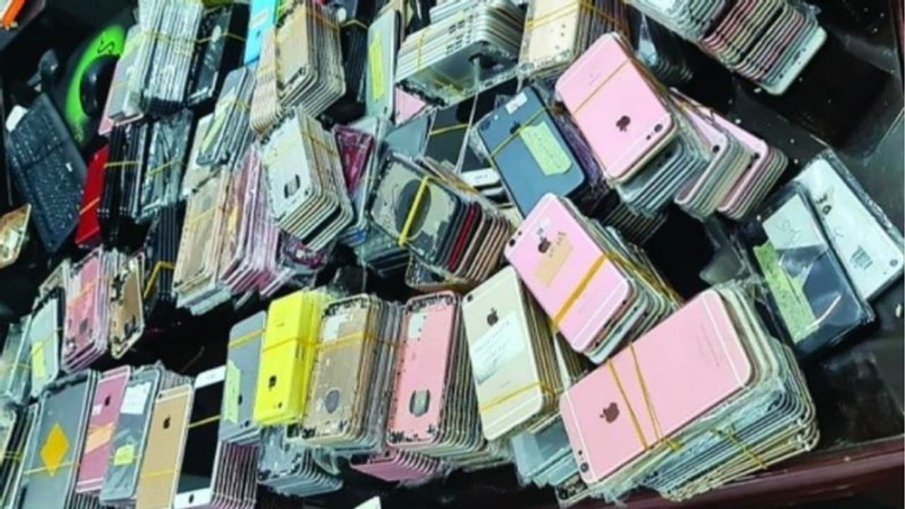 പഴയ ഫോണുകള്‍ റിപ്പയര്‍ ചെയ്‍ത് പുതിയതെന്ന വ്യാജേന വിറ്റഴിച്ച സ്ഥാപനത്തില്‍ റെയ്ഡ്