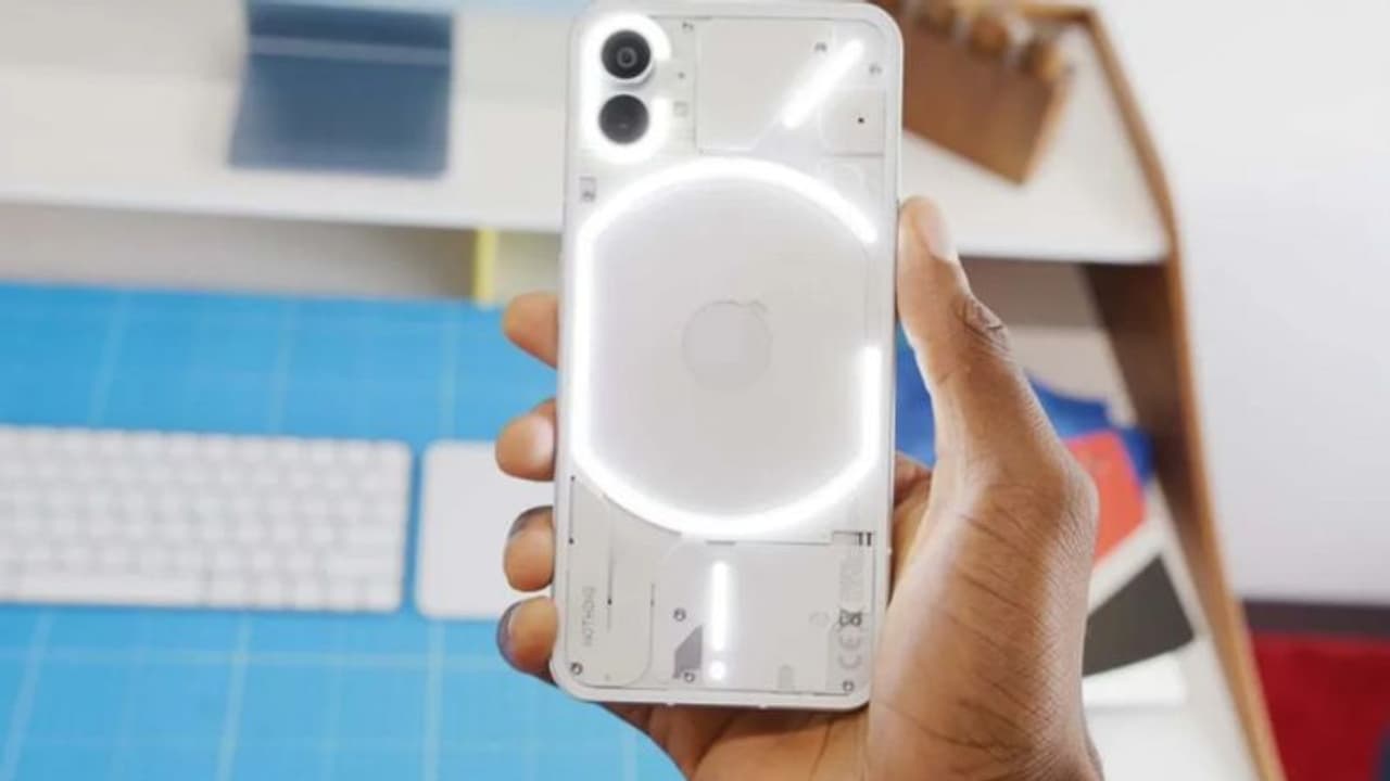  लॉन्च से पहले Nothing phone (1) की हैंड्स ऑन वीडियो यूट्यूब पर हुई लीक, फ़ोन के बैक साइड मिलेगा एलईडी लाइट्स