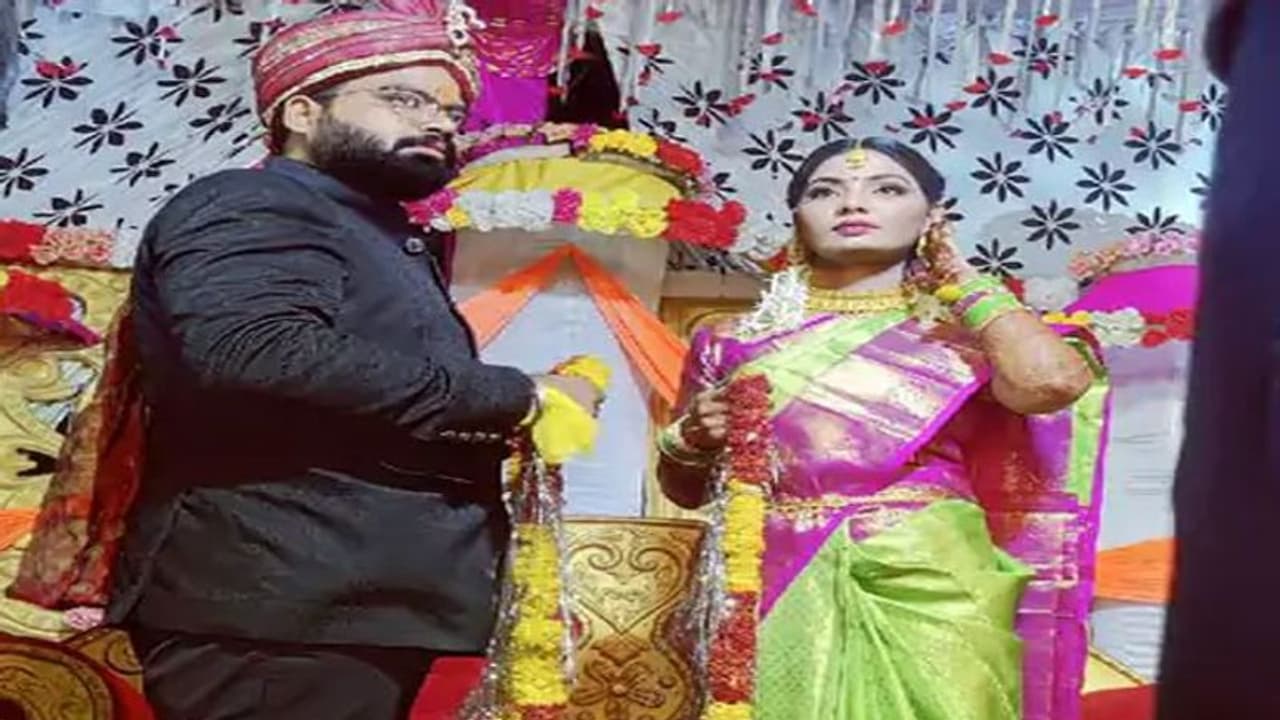 'यूपी में का बा' गाना गाने वाली नेहा राठौर बनीं यूपी की बहू, विधानसभा चुनाव के दौरान खूब बटोरी थी सुर्खियां 'यूपी में का बा' गाना गाने वाली नेहा राठौर बनीं यूपी की बहू, विधानसभा चुनाव के दौरान खूब बटोरी थी सुर्खियां