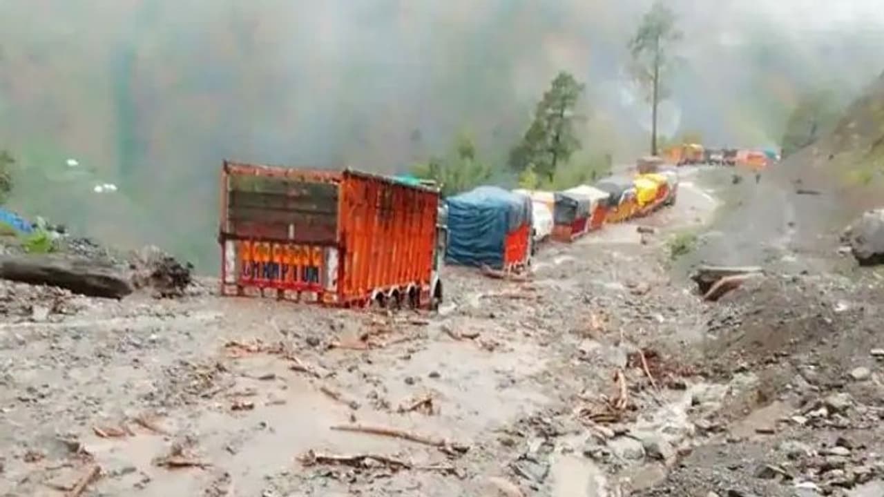 জলের তোড়ে ধুয়ে মুখে সাফ জাতীয় সড়ক, জলকাদায় দাঁড়িয়ে হাজারখানেক গাড়ি 