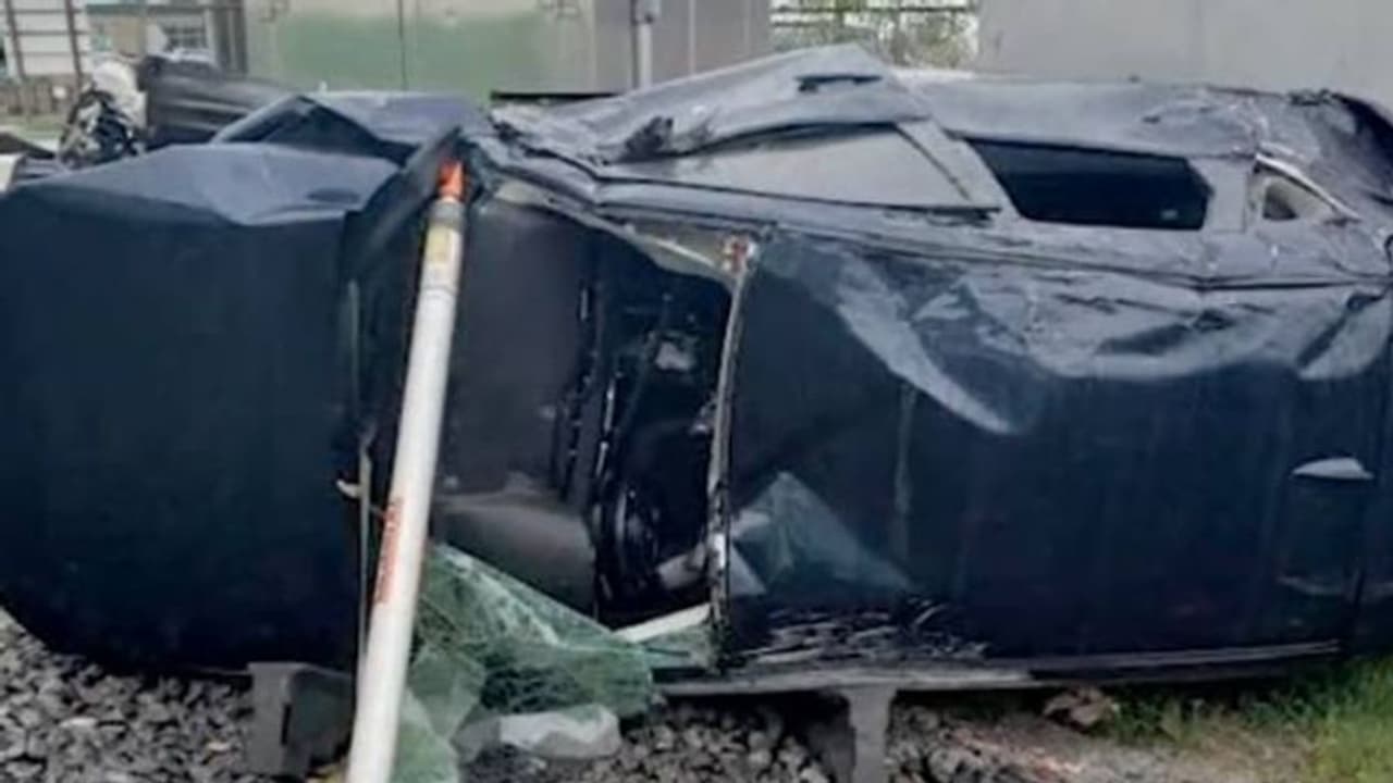 റെയിൽവെ ക്രോസിംഗ് കടക്കാൻ ശ്രമം, എസ്യുവി തവിടുപൊടിയാക്കി ട്രെയിൻ റെയിൽവെ ക്രോസിംഗ് കടക്കാൻ ശ്രമം, എസ്യുവി തവിടുപൊടിയാക്കി ട്രെയിൻ