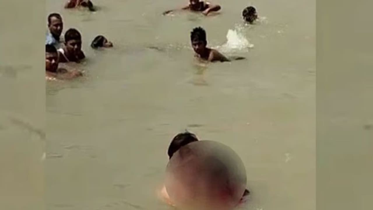 राम की पैड़ी में पति पत्नी को साथ नहाता देख गुस्साए लोग, अश्लीलता फैलाने का आरोप लगाते हुए युवक की पिटाई