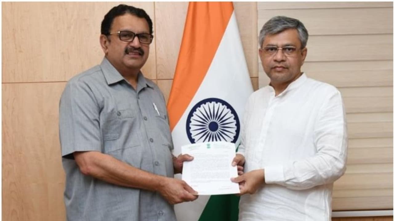 K Rail : 'നിലപാടിൽ മാറ്റമില്ല'; സില്‍വര്‍ ലൈനിന് കേന്ദ്രാനുമതിയില്ലെന്ന് കെ മുരളീധരൻ 