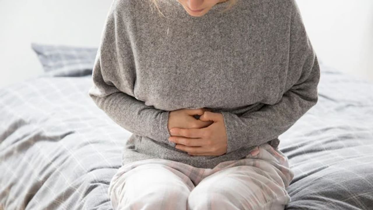 महिलाओं को कमर में जलन, पेट के निचले हिस्से का दर्द नहीं करना चाहिए नजरअंदाज, बड़ी बीमारी के हैं संकेत महिलाओं को कमर में जलन, पेट के निचले हिस्से का दर्द नहीं करना चाहिए नजरअंदाज, बड़ी बीमारी के हैं संकेत