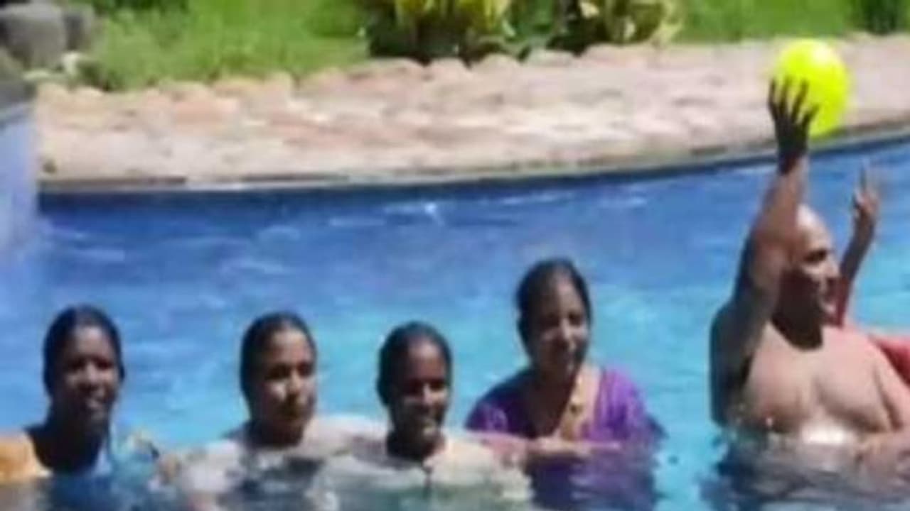  அடத்தூ.. பறிதவித்த நோயாளிகள்.. நீச்சல் குளத்தில் நர்சுகளுடன் அரைநிர்வாணமாக அரசு மருத்துவர் செய்த அசிங்கம். 