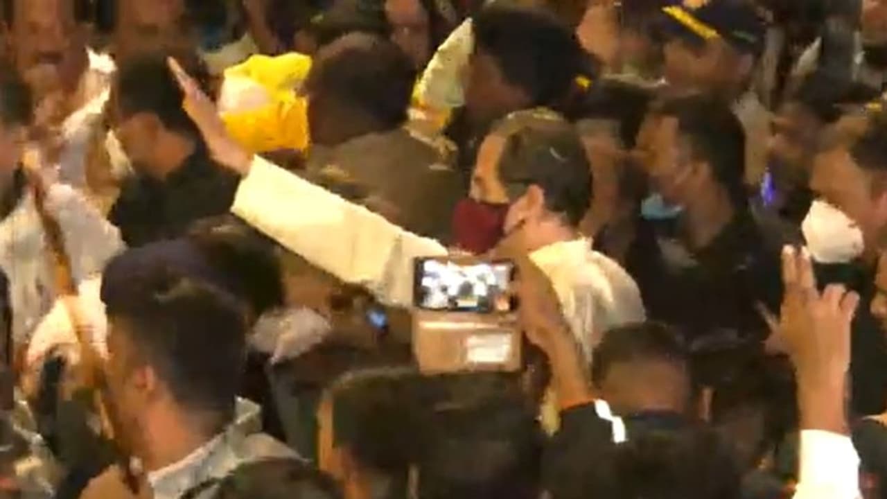 उद्धव ठाकरे ने छोड़ा मुख्यमंत्री आवास, सामान समेट लौटे 'मातोश्री', घर के बाहर जुटे हजारों शिवसैनिक उद्धव ठाकरे ने छोड़ा मुख्यमंत्री आवास, सामान समेट लौटे 'मातोश्री', घर के बाहर जुटे हजारों शिवसैनिक