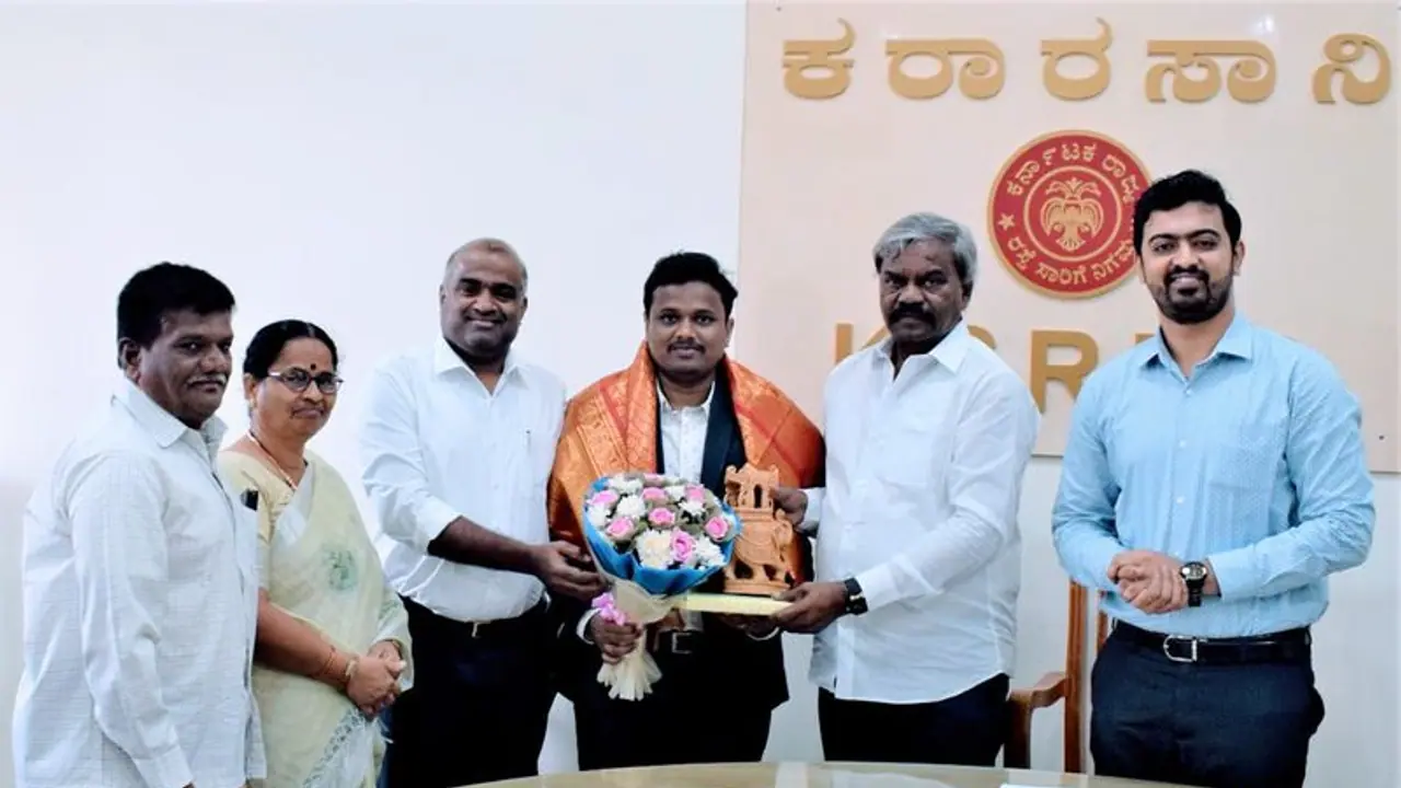 IAS ಪಾಸ್ ಮಾಡಿ ಇತರರಿಗೆ ಮಾದರಿಯಾದ ಕಲ್ಯಾಣ ಸಾರಿಗೆ ಚಾಲಕನ ಮಗ IAS ಪಾಸ್ ಮಾಡಿ ಇತರರಿಗೆ ಮಾದರಿಯಾದ ಕಲ್ಯಾಣ ಸಾರಿಗೆ ಚಾಲಕನ ಮಗ