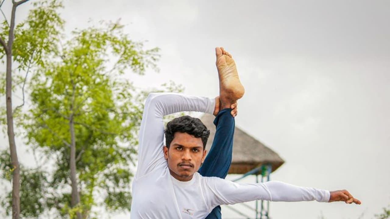 Vijayapura: ರಾಷ್ಟ್ರ ಮಟ್ಟದಲ್ಲಿ ಮುಸ್ಲಿಂ ಯುವಕನ ಯೋಗ ಸಾಧನೆ..! Vijayapura: ರಾಷ್ಟ್ರ ಮಟ್ಟದಲ್ಲಿ ಮುಸ್ಲಿಂ ಯುವಕನ ಯೋಗ ಸಾಧನೆ..!