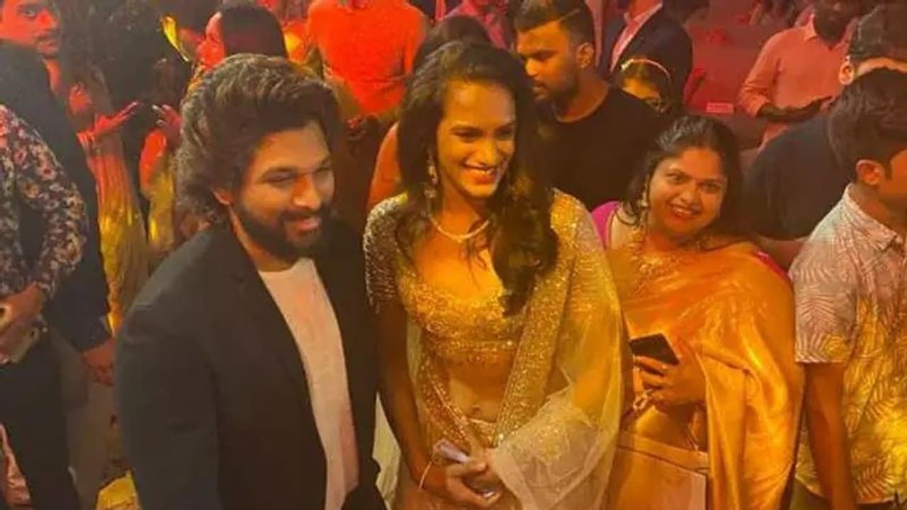 పుష్పరాజ్ తో సందడి చేసిన బ్యాడ్మింటన్ స్టార్... వైరల్ అవుతున్న ఫోటో పుష్పరాజ్ తో సందడి చేసిన బ్యాడ్మింటన్ స్టార్... వైరల్ అవుతున్న ఫోటో