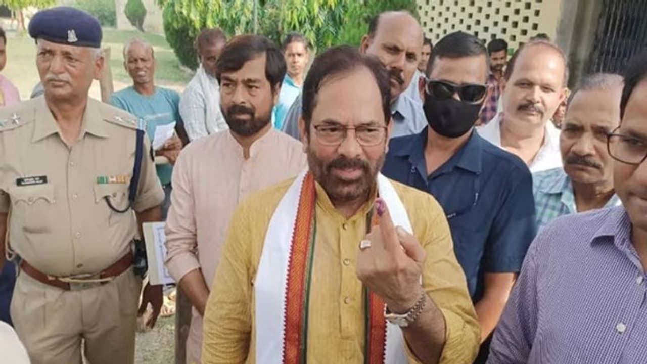 Lok Sabha by election: आजमगढ़ और रामपुर में ईवीएम में कैद हुई दिग्गजों की किस्मत, जानिए क्या रहा खास 