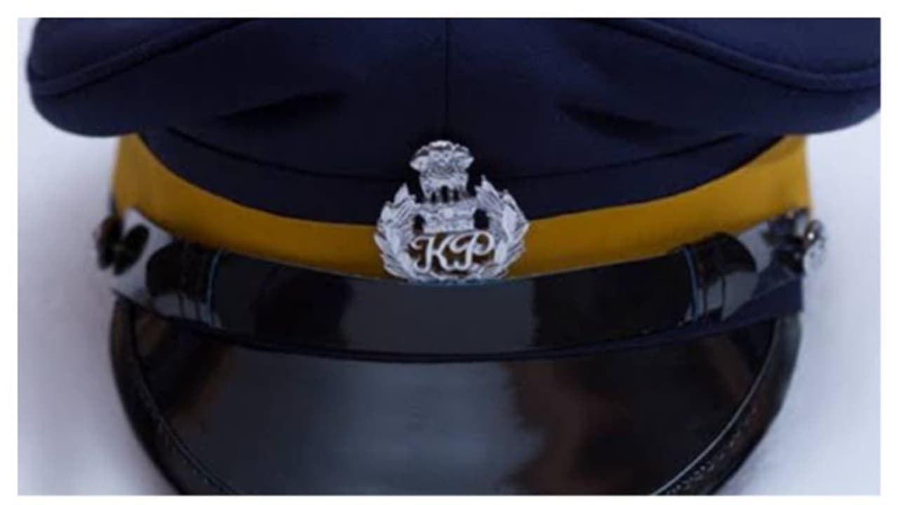 പണം വച്ച് ചീട്ടുകളിച്ചതിന് പിടിയിലായ രണ്ട് പൊലീസ് ഉദ്യോഗസ്ഥര്‍ക്ക് സസ്പെൻഷൻ 