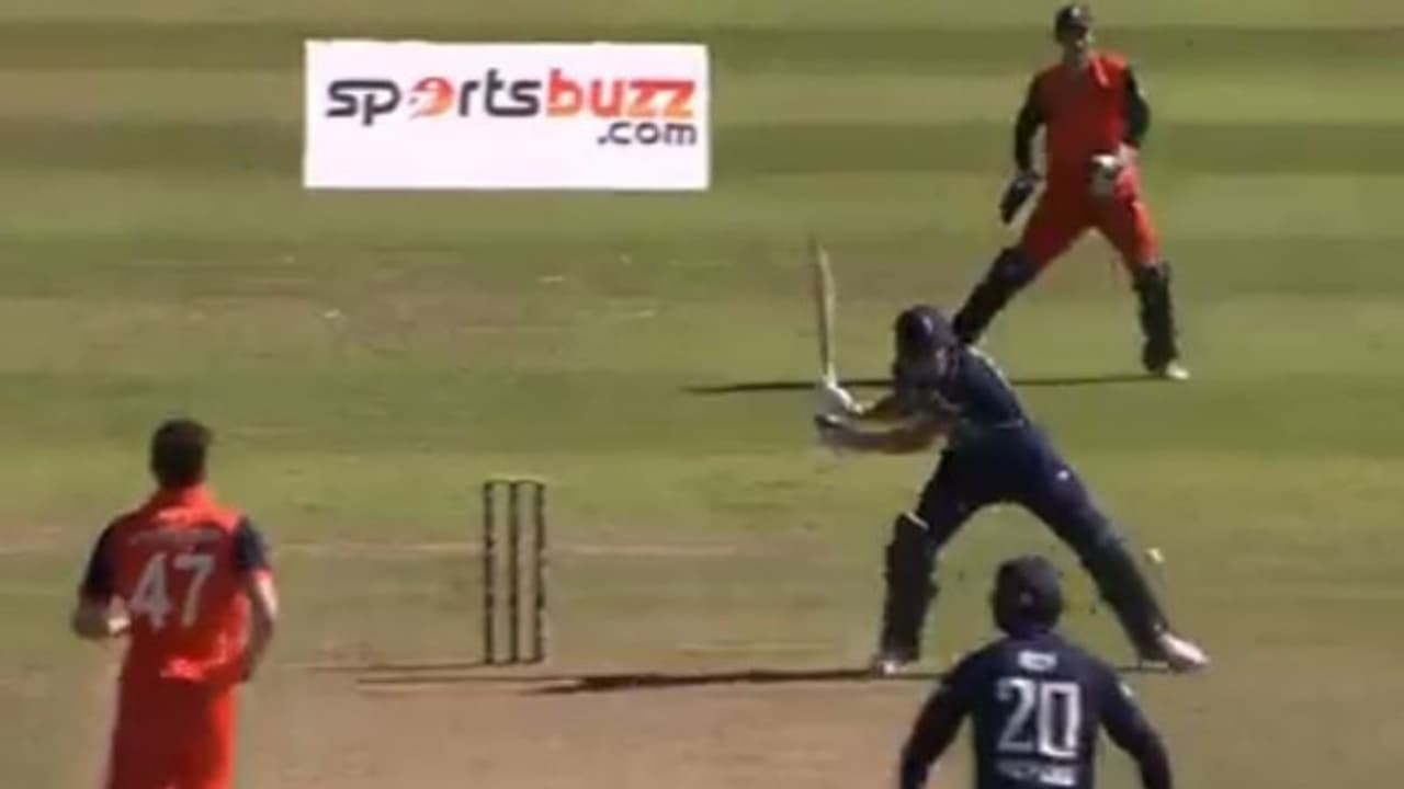 NED vs ENG: பிட்ச்சுக்கு வெளியே போன பந்தை கிரவுண்டுக்கு வெளியே அனுப்பிய பட்லர்..! வைரல் வீடியோ