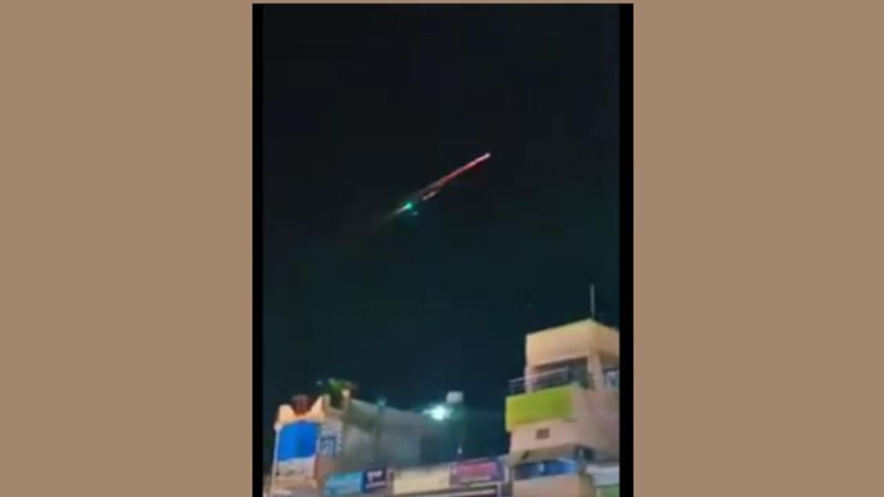 बीकानेर से सटे पाकिस्तान बॉर्डर पर आसमान में रोशनी व धमाका, पढ़िए लोगों ने क्या कुछ महसूस किया... बीकानेर से सटे पाकिस्तान बॉर्डर पर आसमान में रोशनी व धमाका, पढ़िए लोगों ने क्या कुछ महसूस किया...