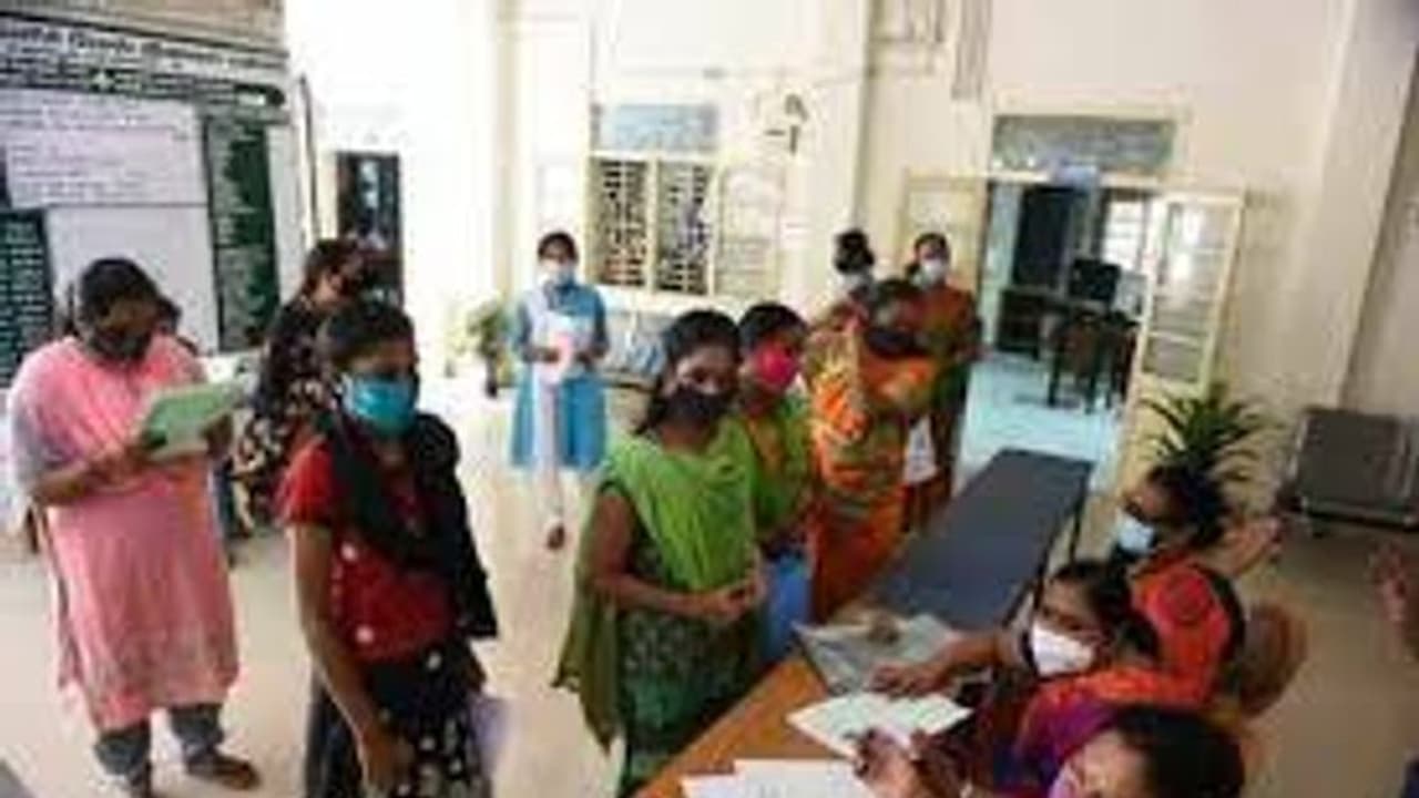 பிளஸ் 1 மாணவர் சேர்க்கை.. சிபாரிசு அடிப்படையில் சீட்.. கடும் நடவடிக்கை பாயும்.. எச்சரித்த பள்ளிக் கல்வித்துறை பிளஸ் 1 மாணவர் சேர்க்கை.. சிபாரிசு அடிப்படையில் சீட்.. கடும் நடவடிக்கை பாயும்.. எச்சரித்த பள்ளிக் கல்வித்துறை