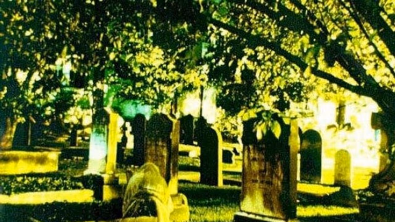 സെമിത്തേരിയിലെ ഫോട്ടോകളില്‍ കണ്ട ദുരൂഹ സ്ത്രീരൂപം ആരുടേതാണ്, പ്രേതമെന്ന് പ്രചാരണം! 