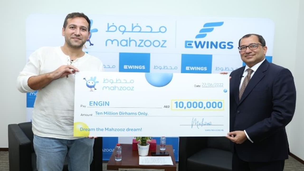 AED 10 மில்லியன் வெற்றியாளரை மஹசூஸ் கிராண்ட் டிரா கொண்டாடுகிறது AED 10 மில்லியன் வெற்றியாளரை மஹசூஸ் கிராண்ட் டிரா கொண்டாடுகிறது