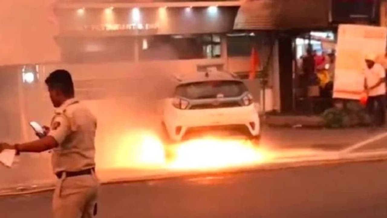 Tata Nexon:టాటా నెక్సాన్ ఎలక్ట్రిక్ కారులో మంటలు.. వీడియో వైరల్.. విచారణపై కంపెనీ హామీ.. Tata Nexon:టాటా నెక్సాన్ ఎలక్ట్రిక్ కారులో మంటలు.. వీడియో వైరల్.. విచారణపై కంపెనీ హామీ..