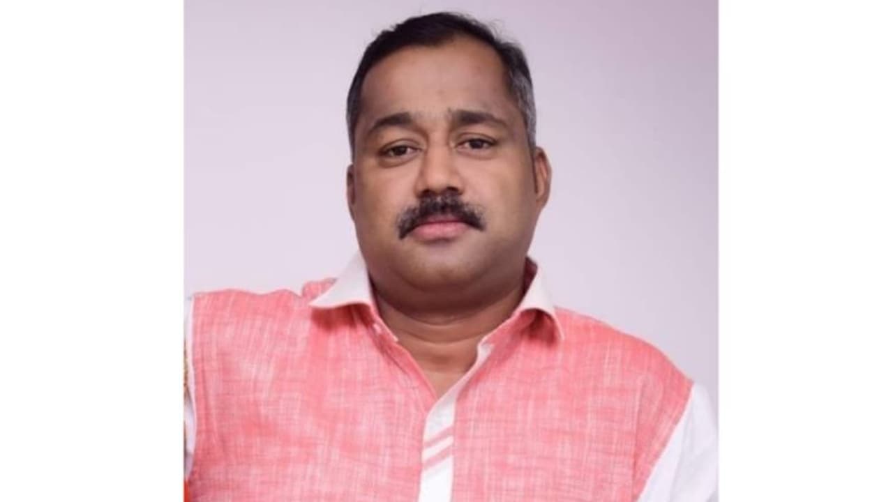 അവധിക്ക് നാട്ടില് പോയ പ്രവാസി മലയാളി മൂന്നാറിൽ കുഴഞ്ഞുവീണ് മരിച്ചു അവധിക്ക് നാട്ടില് പോയ പ്രവാസി മലയാളി മൂന്നാറിൽ കുഴഞ്ഞുവീണ് മരിച്ചു