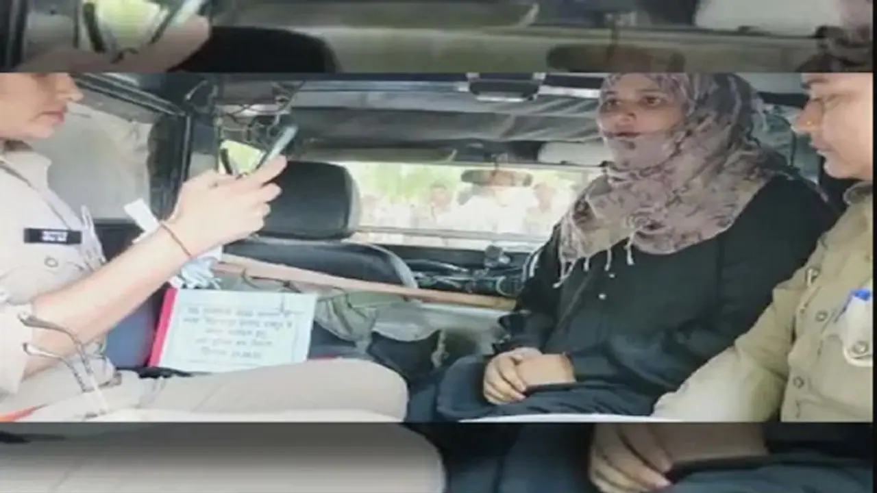 रामपुर उपचुनाव: बुर्का पहनकर वोट डालने पहुंची महिला को पुलिस ने किया गिरफ्तार, पूछताछ के बाद सामने आई सच्चाई रामपुर उपचुनाव: बुर्का पहनकर वोट डालने पहुंची महिला को पुलिस ने किया गिरफ्तार, पूछताछ के बाद सामने आई सच्चाई