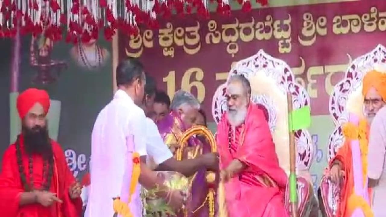 ಗ್ರಾಮವನ್ನು ದತ್ತು ಪಡೆದ ಸಿದ್ದರಬೆಟ್ಟ ಬಾಳೇಹೊನ್ನೂರು ಶಾಖಾ ಮಠ ಗ್ರಾಮವನ್ನು ದತ್ತು ಪಡೆದ ಸಿದ್ದರಬೆಟ್ಟ ಬಾಳೇಹೊನ್ನೂರು ಶಾಖಾ ಮಠ