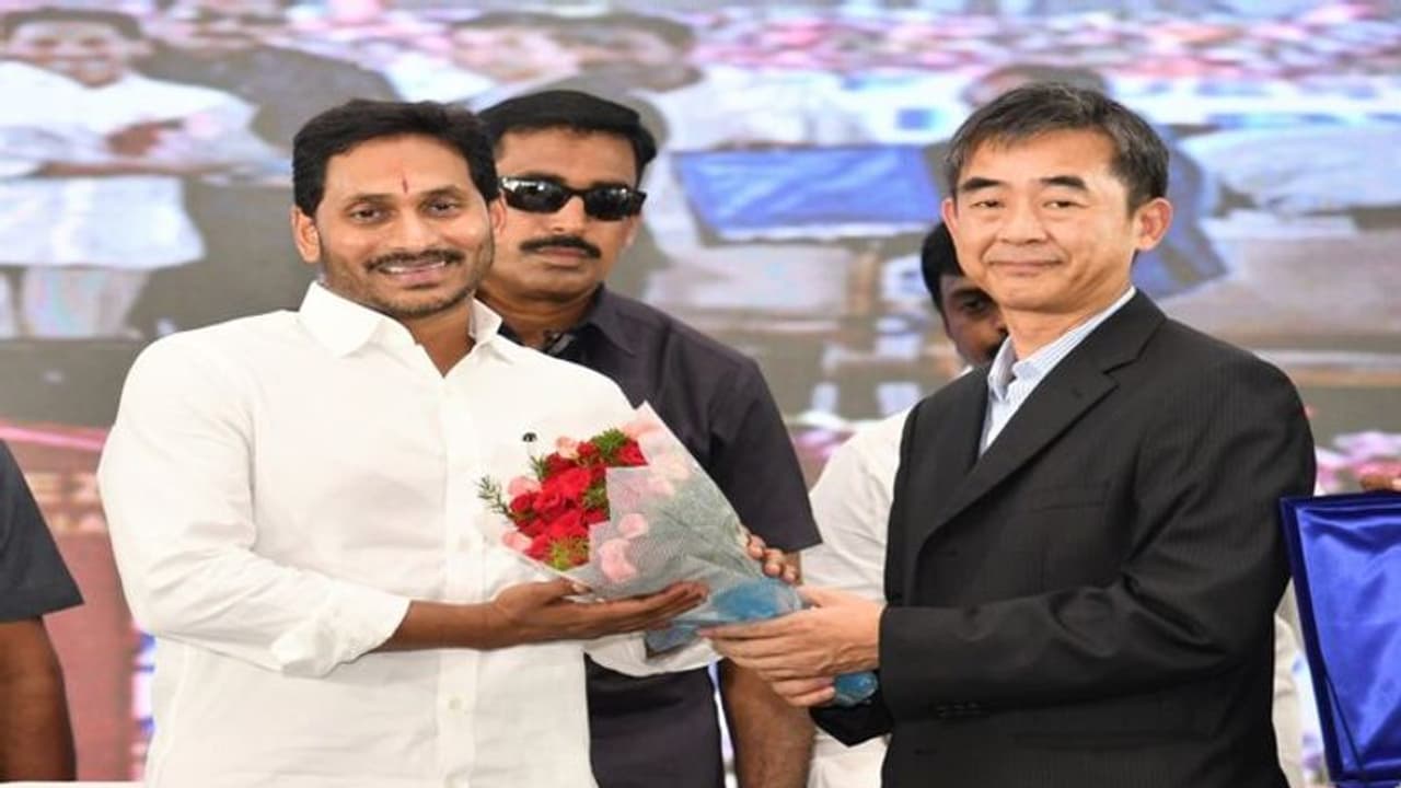 అపాచీ పరిశ్రమ ఏర్పాటుతో 10 వేల మందికి ఉద్యోగావకాశాలు: సీఎం జగన్ అపాచీ పరిశ్రమ ఏర్పాటుతో 10 వేల మందికి ఉద్యోగావకాశాలు: సీఎం జగన్