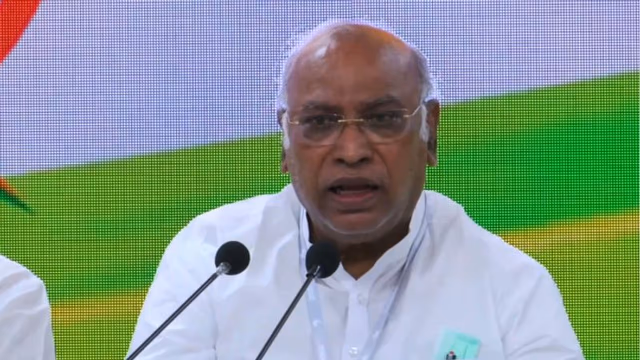 ಪಕ್ಷಾಂತರ ನಿಷೇಧ ಕಾಯ್ದೆಗೆ ಶಕ್ತಿ ತುಂಬಲು ಸಂಸತ್ತಲ್ಲಿ ಪ್ರಸ್ತಾಪ: ಮಲ್ಲಿಕಾರ್ಜುನ ಖರ್ಗೆ ಪಕ್ಷಾಂತರ ನಿಷೇಧ ಕಾಯ್ದೆಗೆ ಶಕ್ತಿ ತುಂಬಲು ಸಂಸತ್ತಲ್ಲಿ ಪ್ರಸ್ತಾಪ: ಮಲ್ಲಿಕಾರ್ಜುನ ಖರ್ಗೆ