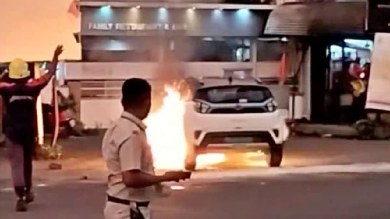 tata nexon ev fire: TATAmotors Nexon பேட்டரி கார் தீப்பிடித்தது எப்படி? விசாரணைக்கு மத்திய அரசு உத்தரவு tata nexon ev fire: TATAmotors Nexon பேட்டரி கார் தீப்பிடித்தது எப்படி? விசாரணைக்கு மத்திய அரசு உத்தரவு