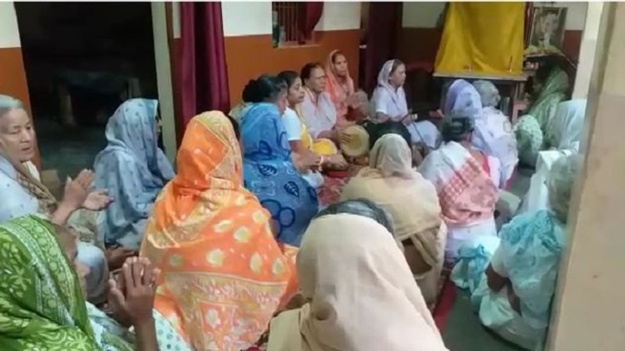 कस्टम ऑफिसर और इंजीनियर बेटों की बहुओं ने मां को किया बेघर, रुलाने वाला है 90 साल की बुजुर्ग का दर्द कस्टम ऑफिसर और इंजीनियर बेटों की बहुओं ने मां को किया बेघर, रुलाने वाला है 90 साल की बुजुर्ग का दर्द