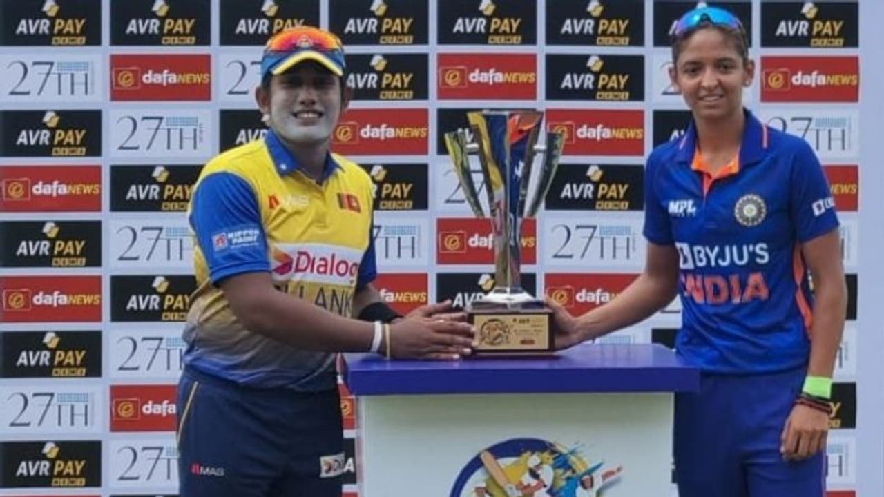 INDW vs SLW: తొలి టీ20 భారత్ దే.. లంకను చిత్తుగా ఓడించిన హర్మన్ ప్రీత్ సేన INDW vs SLW: తొలి టీ20 భారత్ దే.. లంకను చిత్తుగా ఓడించిన హర్మన్ ప్రీత్ సేన