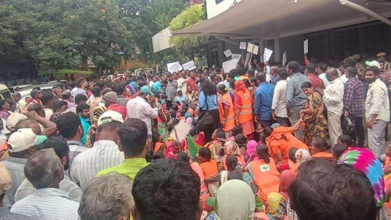 జీహెచ్ఎంసీ ఉద్యోగులు నిరసనలు.. ఉద్యోగ భద్రత, పెండింగ్ వేతనాలకు డిమాండ్ జీహెచ్ఎంసీ ఉద్యోగులు నిరసనలు.. ఉద్యోగ భద్రత, పెండింగ్ వేతనాలకు డిమాండ్