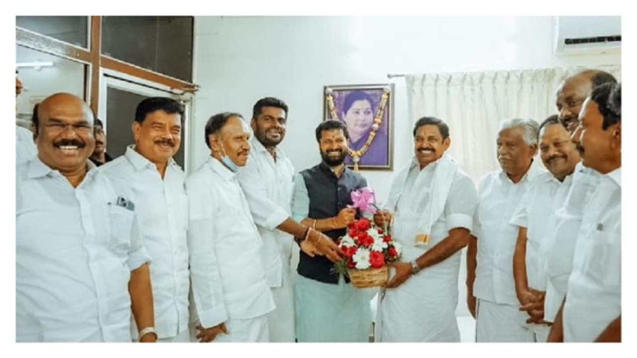 பாஜக தலைவர்கள் திடீர் சந்திப்பு.. ஒற்றைத்தலைமை விவகாரத்தில் அதிமுகவுக்கு பாஜக அழுத்தம்.? ஜெயக்குமார் விளக்கம்! பாஜக தலைவர்கள் திடீர் சந்திப்பு.. ஒற்றைத்தலைமை விவகாரத்தில் அதிமுகவுக்கு பாஜக அழுத்தம்.? ஜெயக்குமார் விளக்கம்!