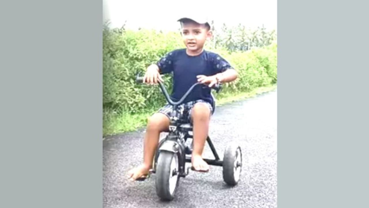 ഈ സൈക്കിളിൽ മിഖൈവ് ചവിട്ടിക്കയറിയത് ഇന്ത്യ ബുക്ക് ഓഫ് റെക്കോഡ്സിലേക്ക് ഈ സൈക്കിളിൽ മിഖൈവ് ചവിട്ടിക്കയറിയത് ഇന്ത്യ ബുക്ക് ഓഫ് റെക്കോഡ്സിലേക്ക്