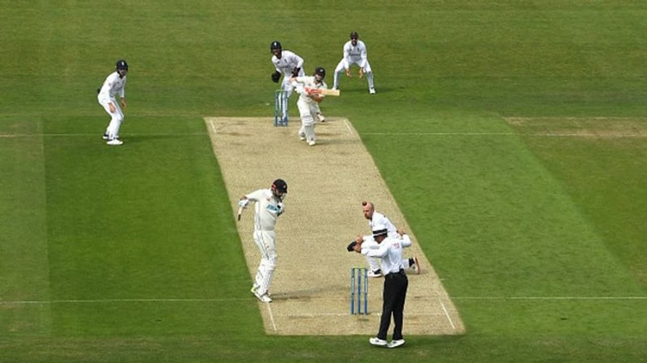 మా దగ్గరైతే ఇలా చేస్తాం : కివీస్ బ్యాటర్ నికోల్స్ ఔట్ పై సచిన్ ఫన్నీ ట్వీట్ మా దగ్గరైతే ఇలా చేస్తాం : కివీస్ బ్యాటర్ నికోల్స్ ఔట్ పై సచిన్ ఫన్నీ ట్వీట్